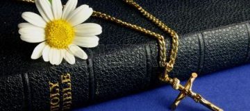 old-bible-with-gold-crucifix-and-daisy old-bible-with-gold-crucifix-and-daisy